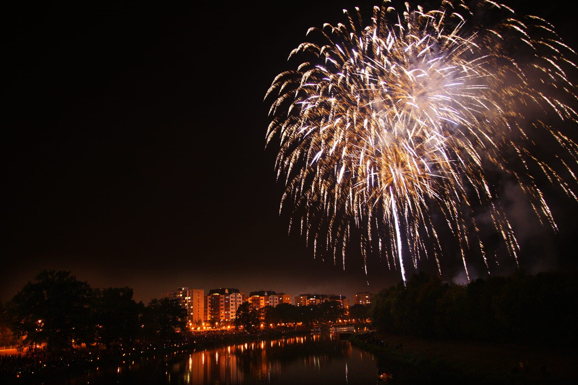 Dvojice brokátových rozprsků nad Labem