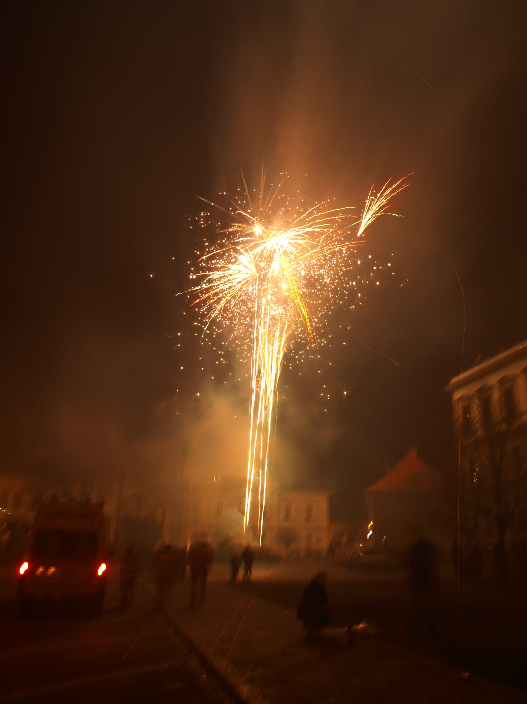 Nízké fontány a komety nad přeloučským náměstím