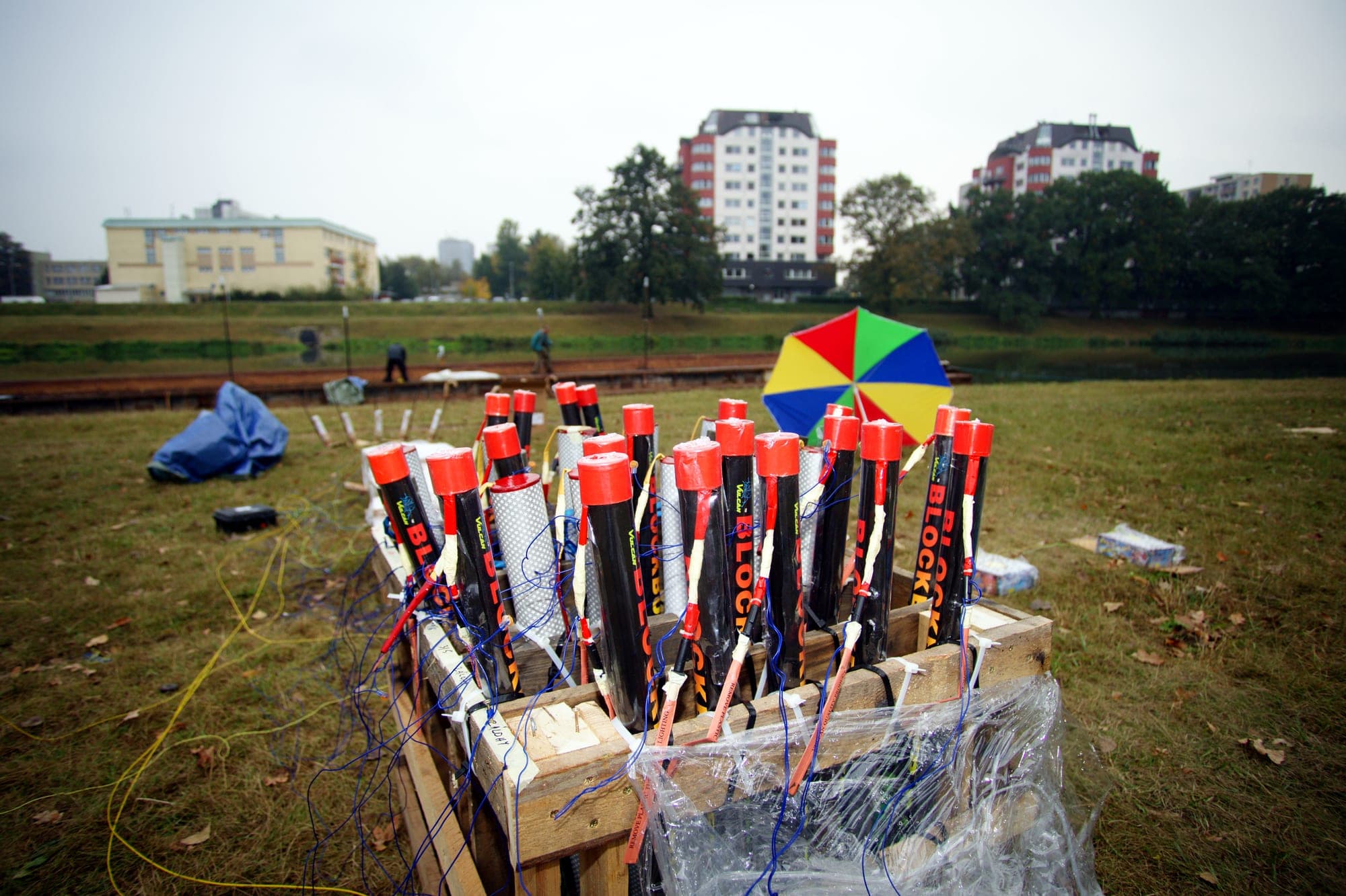 Nabitá rampa s pyrotechnikou zakrytá proti dešti